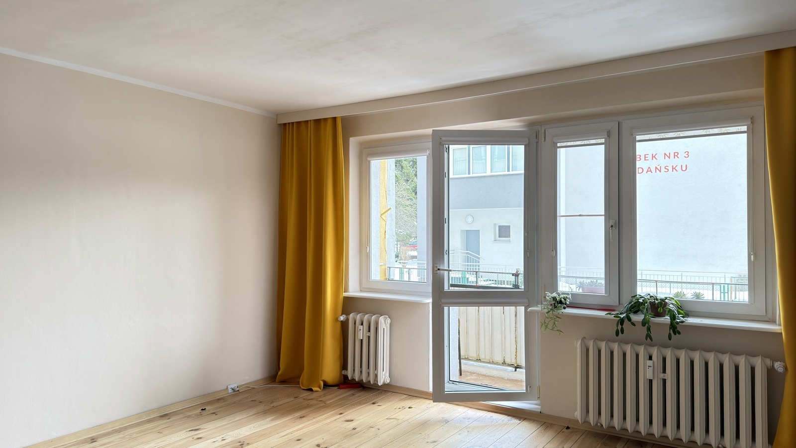 Salon z wyjściem na balkon